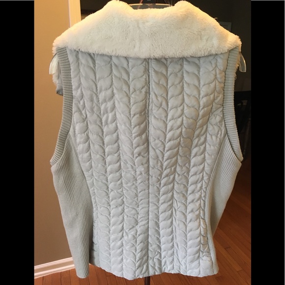 Ladies Zippered Vest with snuggly collar - Picture 3 of 3